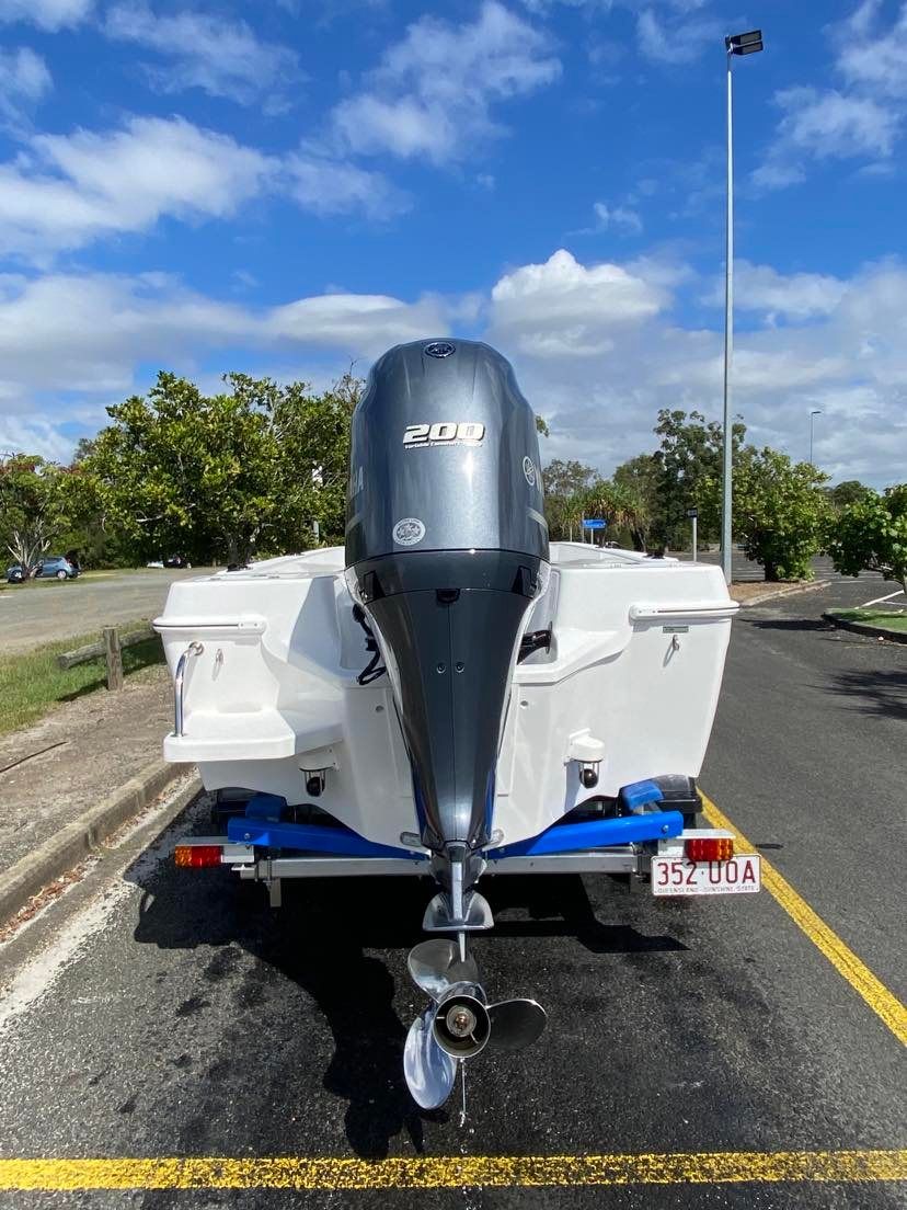 560-centre-console-tiller-1